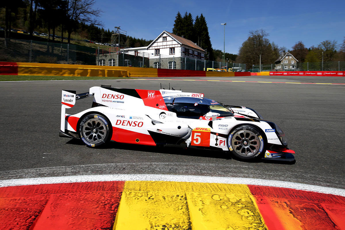 Toyota TS050 Hybrid posádky Sébastien Buemi, Kazuki Nakajima, Anthony Davidson