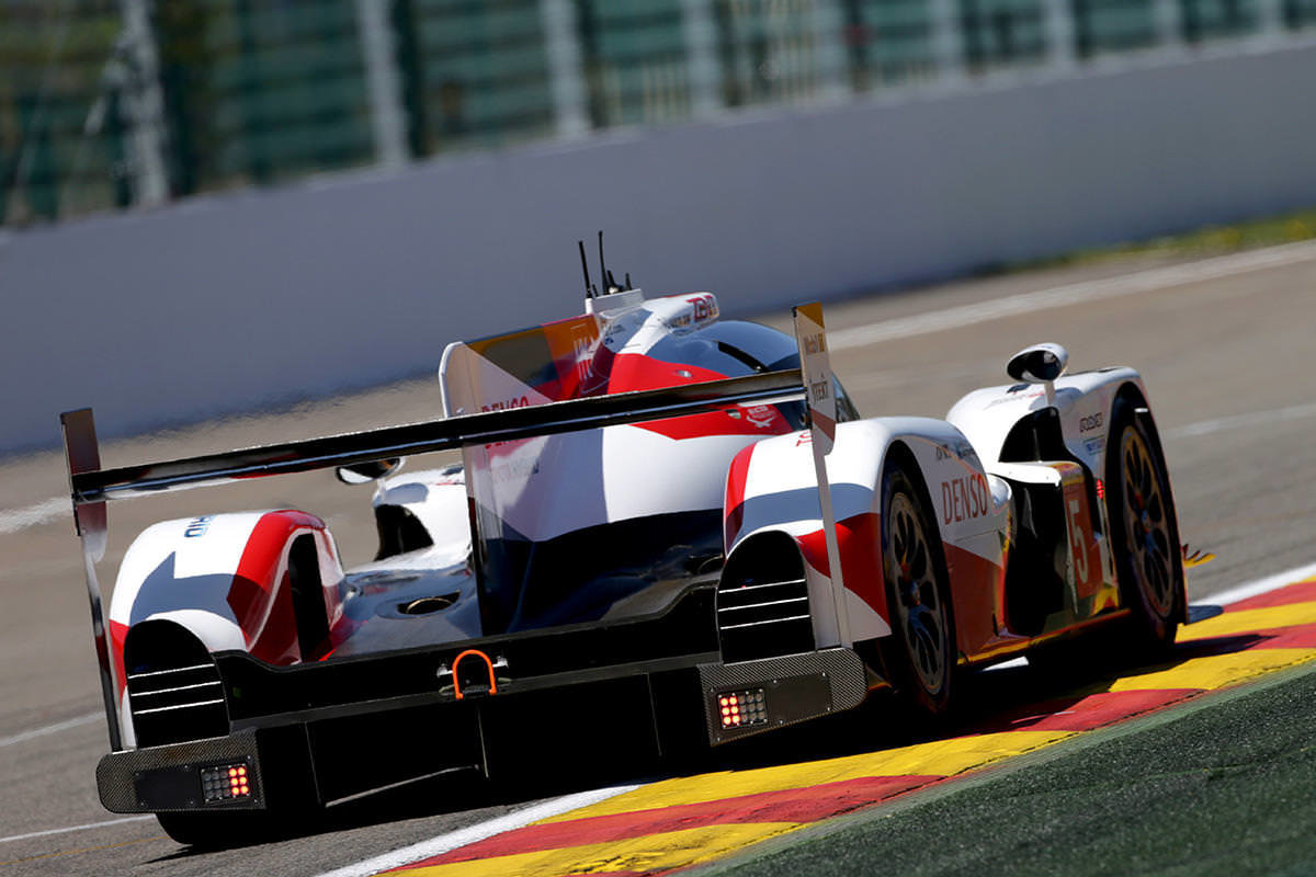 Toyota TS050 Hybrid posádky Sébastien Buemi, Kazuki Nakajima, Anthony Davidson