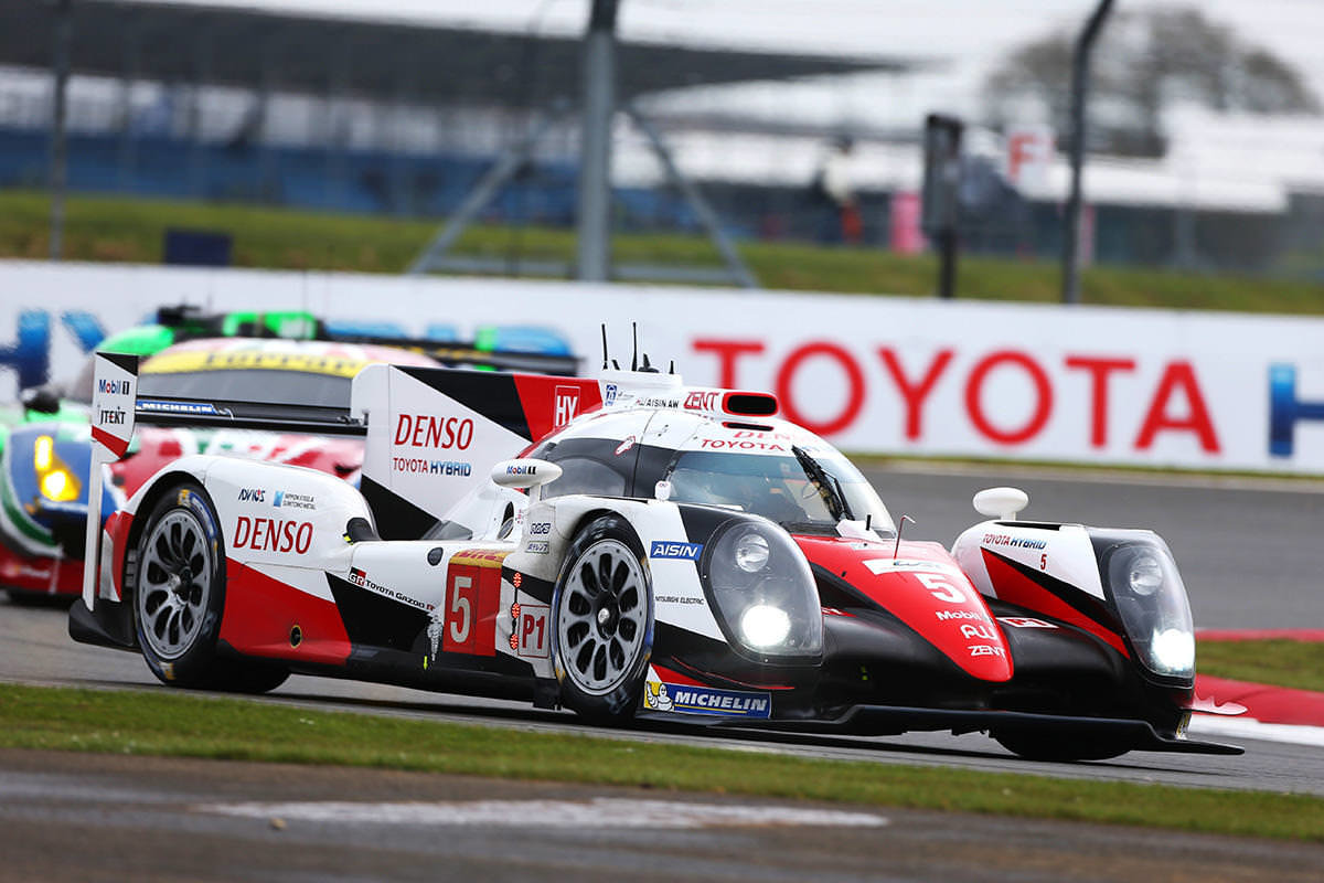 Toyota TS050 Hybrid posádky Sébastien Buemi, Kazuki Nakajima, Anthony Davidson