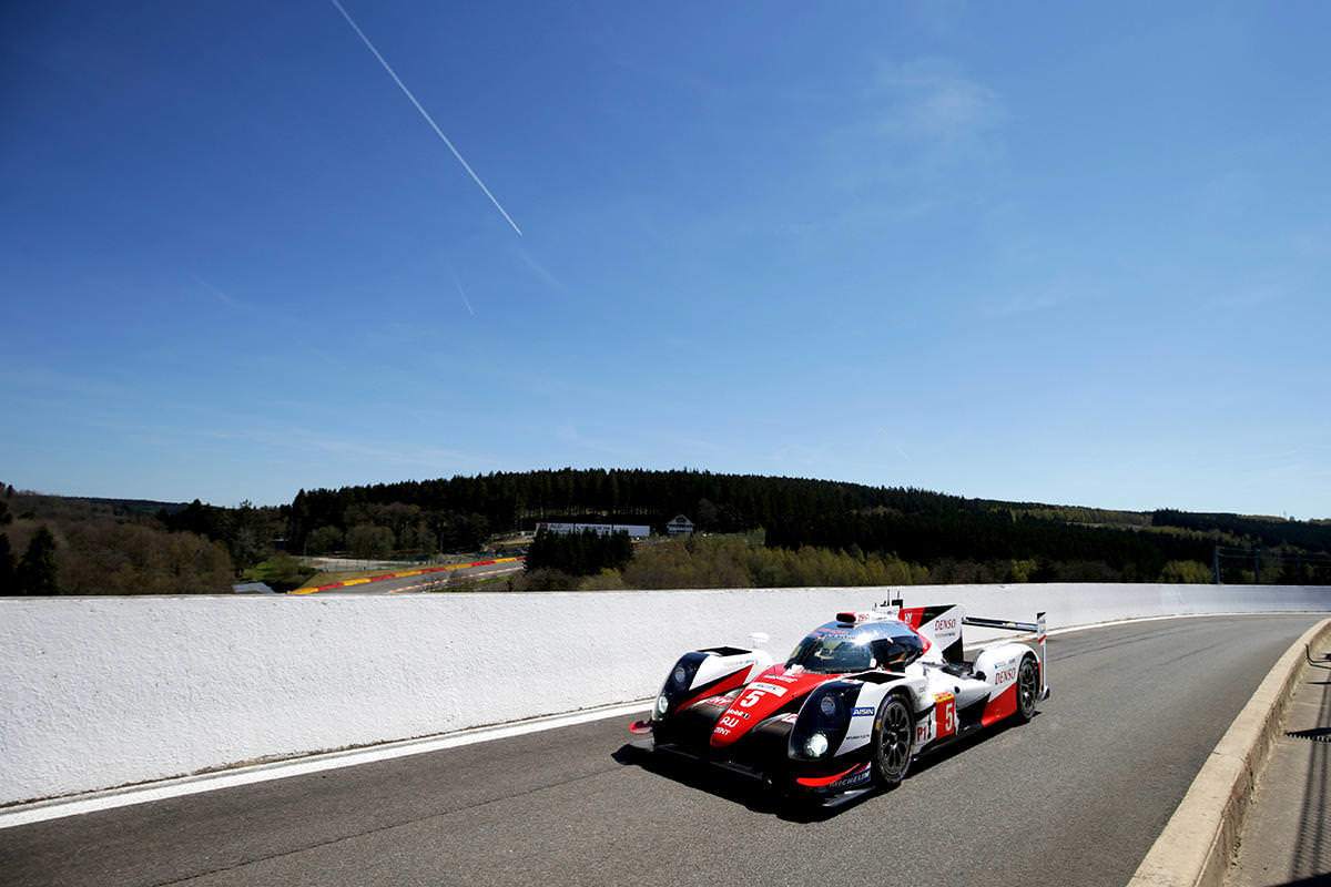 Toyota TS050 Hybrid posádky Sébastien Buemi, Kazuki Nakajima, Anthony Davidson