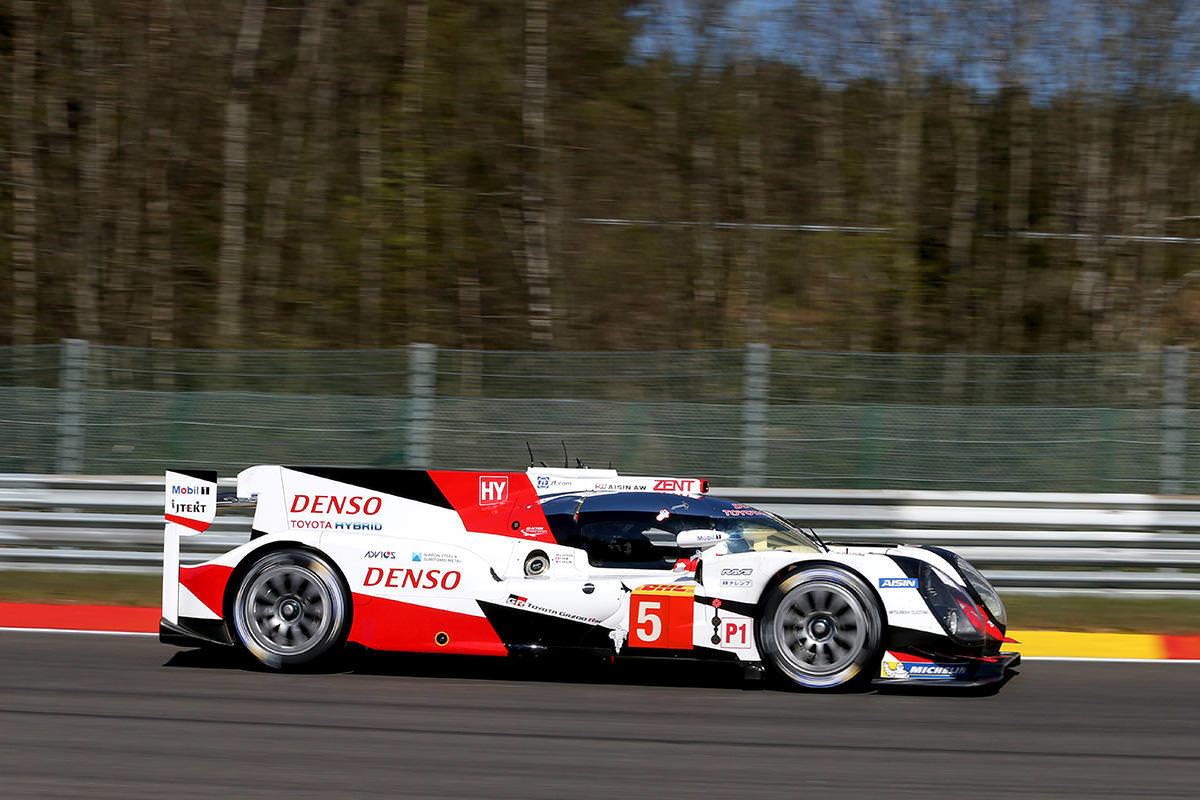 Toyota TS050 Hybrid posádky Sébastien Buemi, Kazuki Nakajima, Anthony Davidson