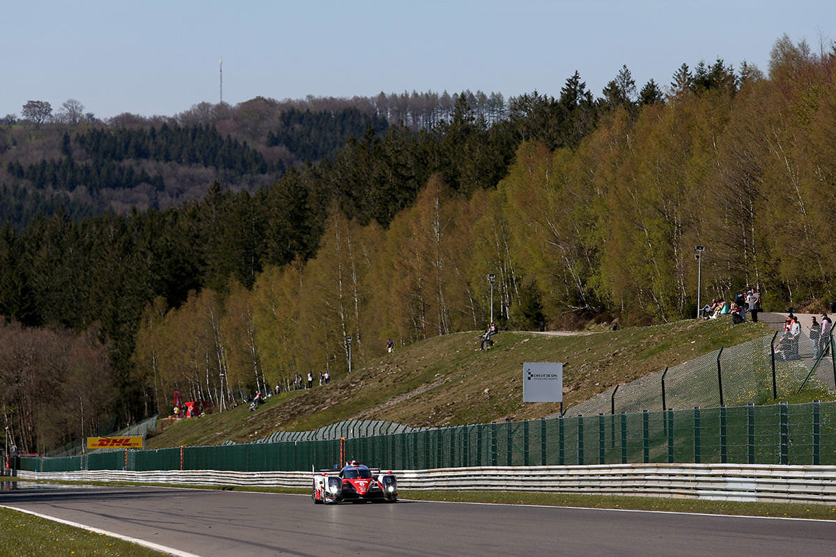 Toyota TS050 Hybrid posádky Stéphane Sarrazin, Kamui Kobayashi, Mike Conway