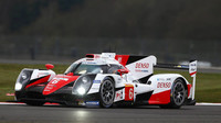 Toyota TS050 Hybrid posádky Stéphane Sarrazin, Kamui Kobayashi, Mike Conway