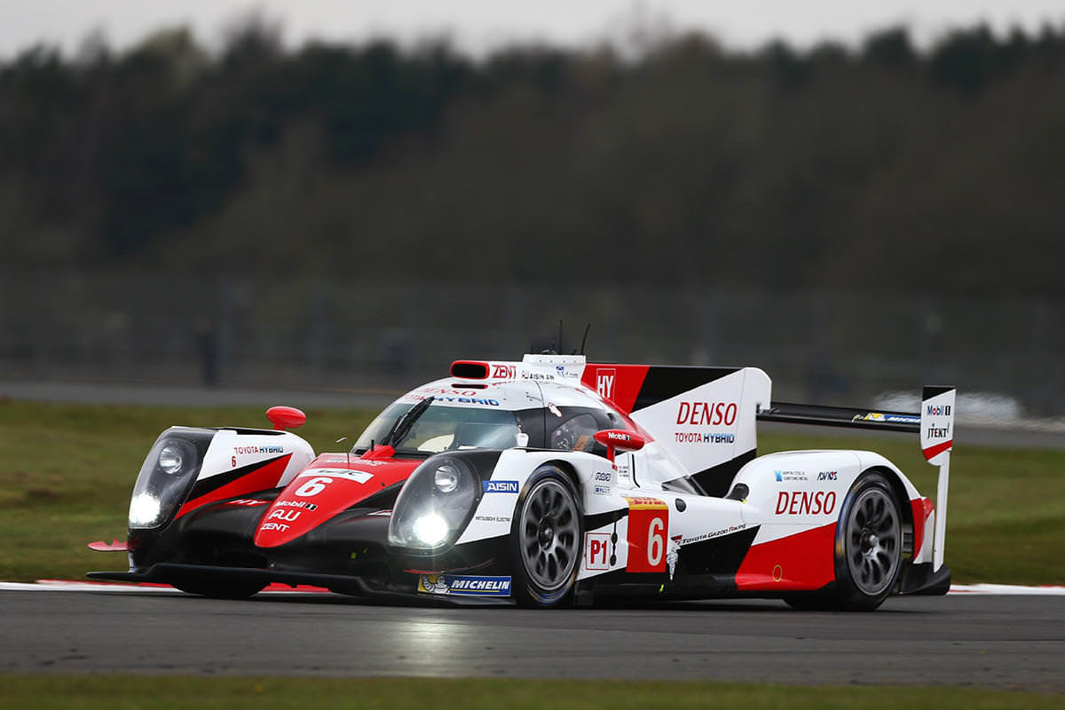 Toyota TS050 Hybrid posádky Stéphane Sarrazin, Kamui Kobayashi, Mike Conway