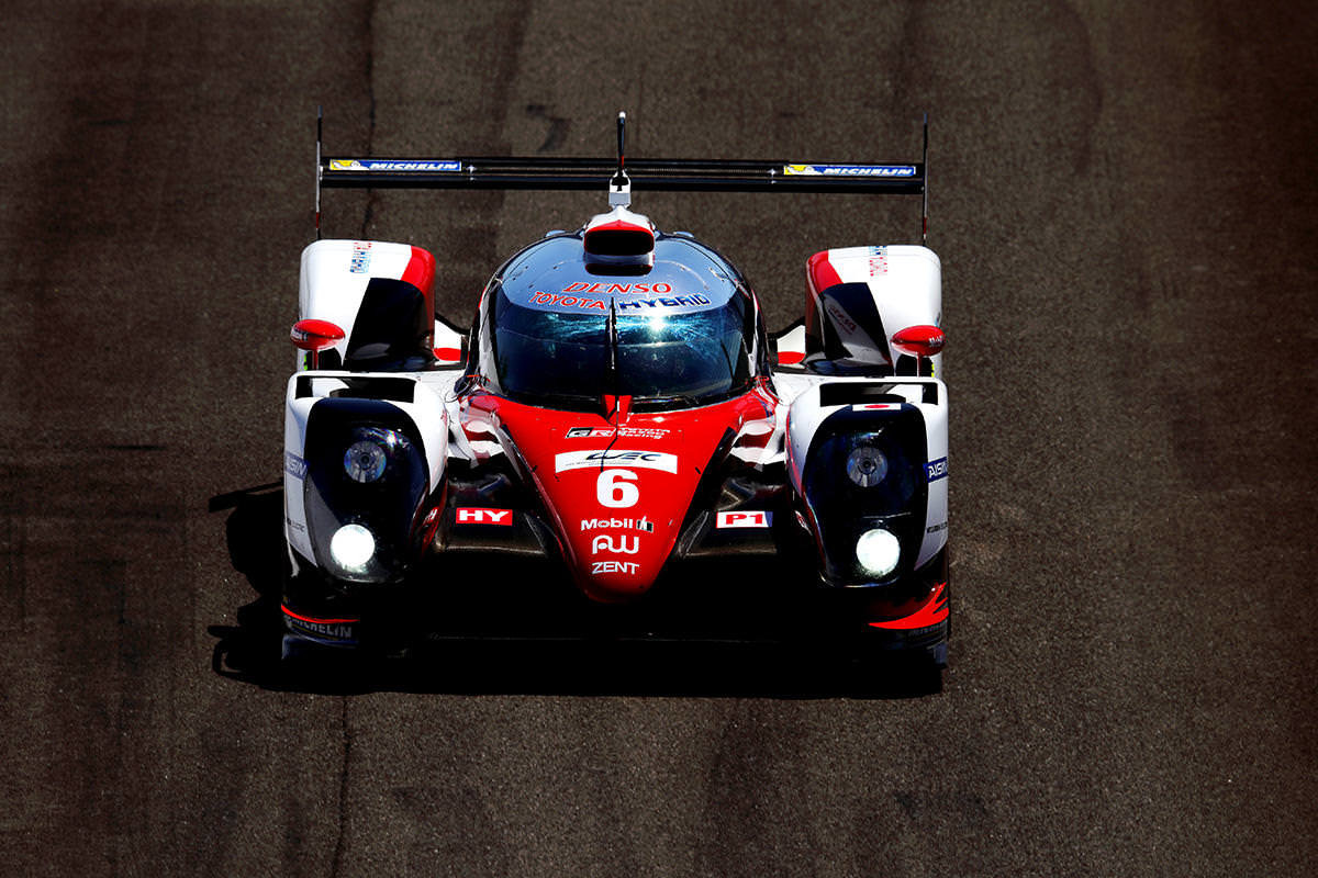 Toyota TS050 Hybrid posádky Stéphane Sarrazin, Kamui Kobayashi, Mike Conway