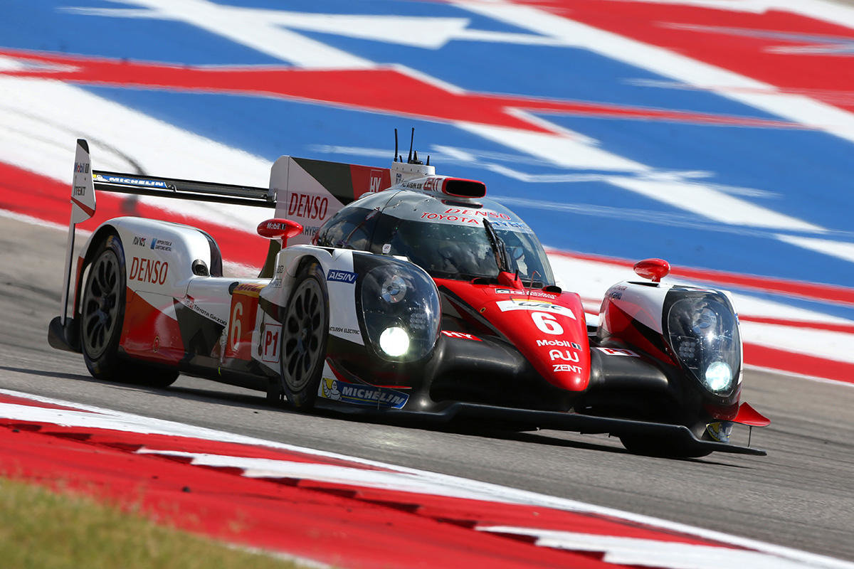 Toyota TS050 Hybrid posádky Mike Conway, Stéphane Sarrazin, Kamui Kobayashi