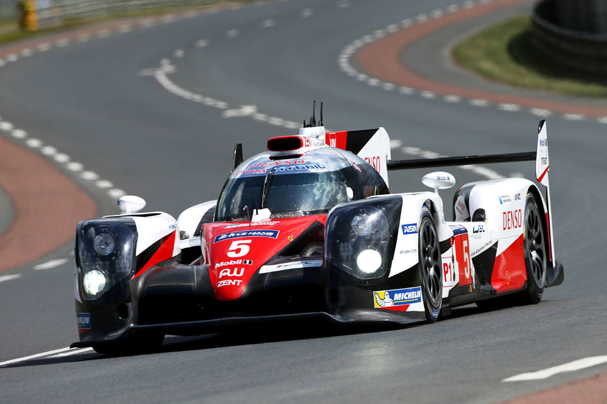 Toyota TS050 Hybrid posádky Sébastien Buemi, Kazuki Nakajima, Anthony Davidson