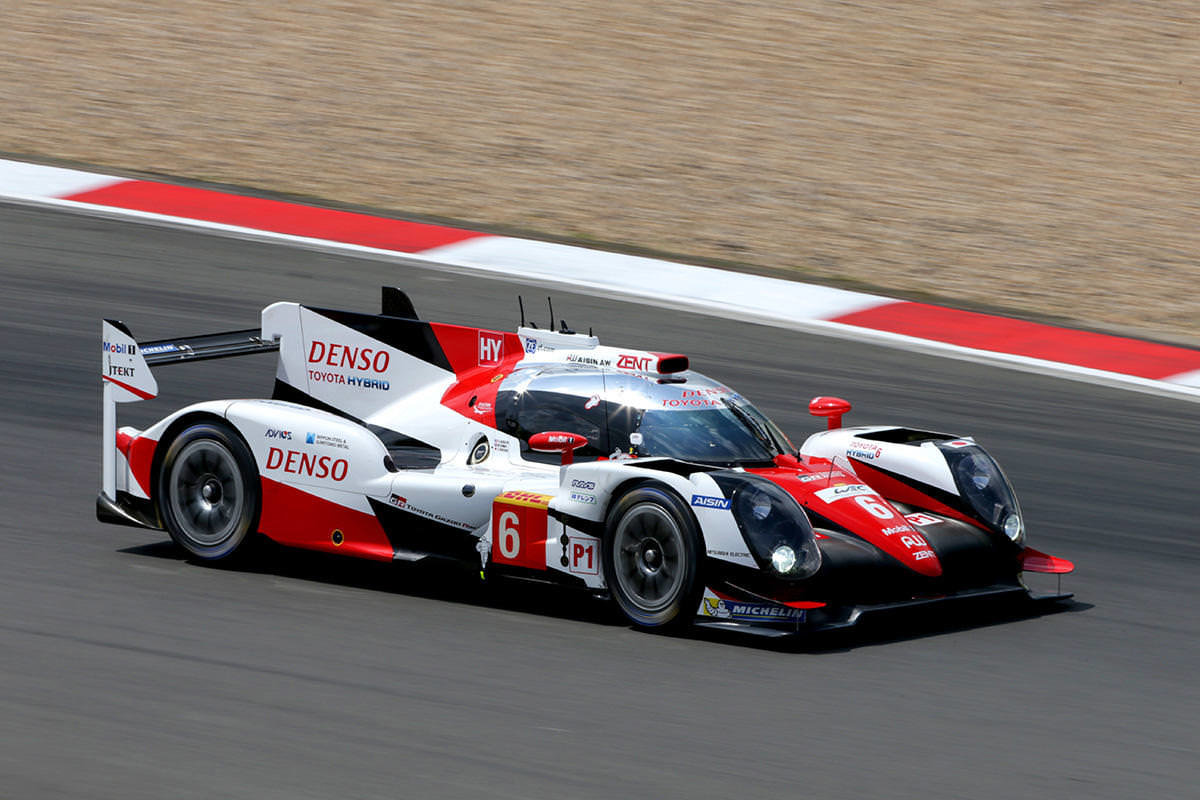 Toyota TS050 Hybrid posádky Mike Conway, Stéphane Sarrazin, Kamui Kobayashi