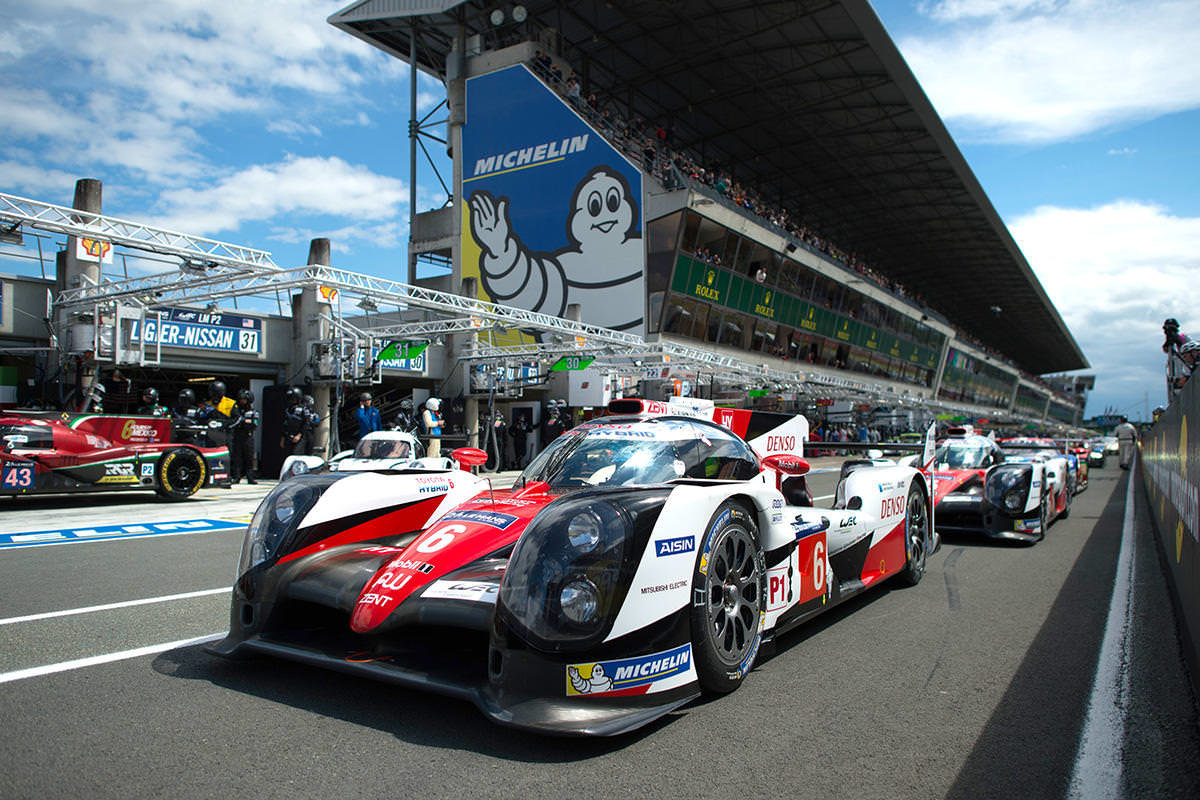 Toyota TS050 Hybrid posádky Mike Conway, Stéphane Sarrazin, Kamui Kobayashi