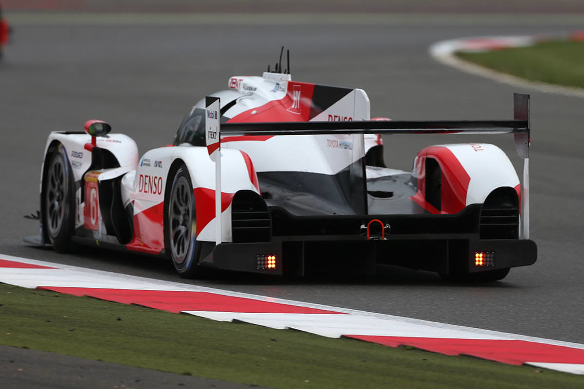 Toyota TS050 Hybrid posádky Stéphane Sarrazin, Kamui Kobayashi, Mike Conway