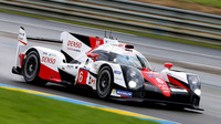 Toyota TS050 Hybrid posádky Mike Conway, Stéphane Sarrazin, Kamui Kobayashi