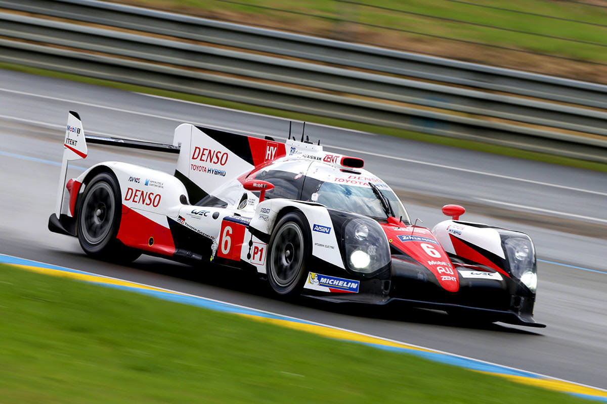 Toyota TS050 Hybrid posádky Mike Conway, Stéphane Sarrazin, Kamui Kobayashi