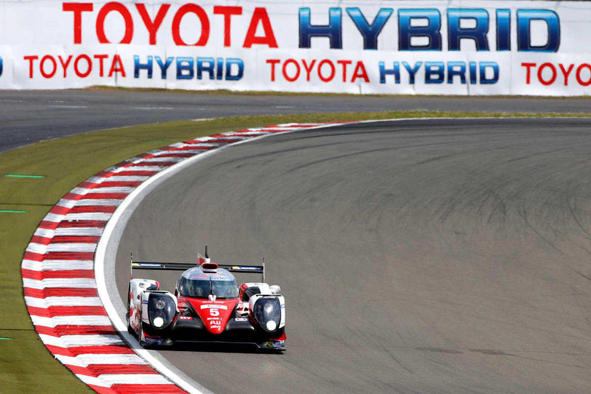 Toyota TS050 Hybrid posádky Sébastien Buemi, Kazuki Nakajima, Anthony Davidson