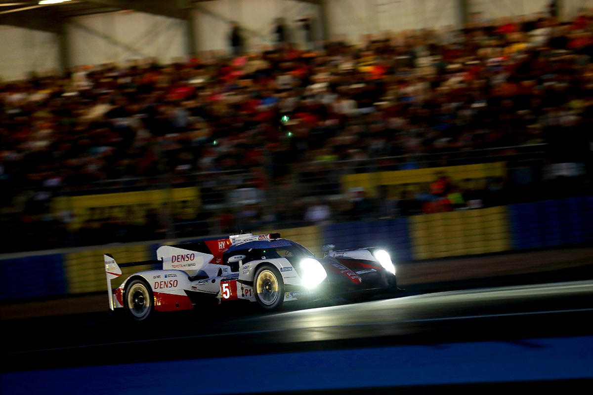 Toyota TS050 Hybrid posádky Sébastien Buemi, Kazuki Nakajima, Anthony Davidson