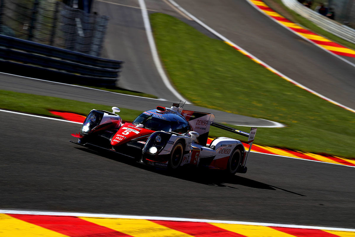 Toyota TS050 Hybrid posádky Sébastien Buemi, Kazuki Nakajima, Anthony Davidson