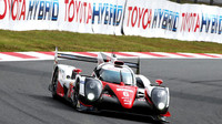 Toyota TS050 Hybrid posádky Stéphane Sarrazin, Kamui Kobayashi, Mike Conway