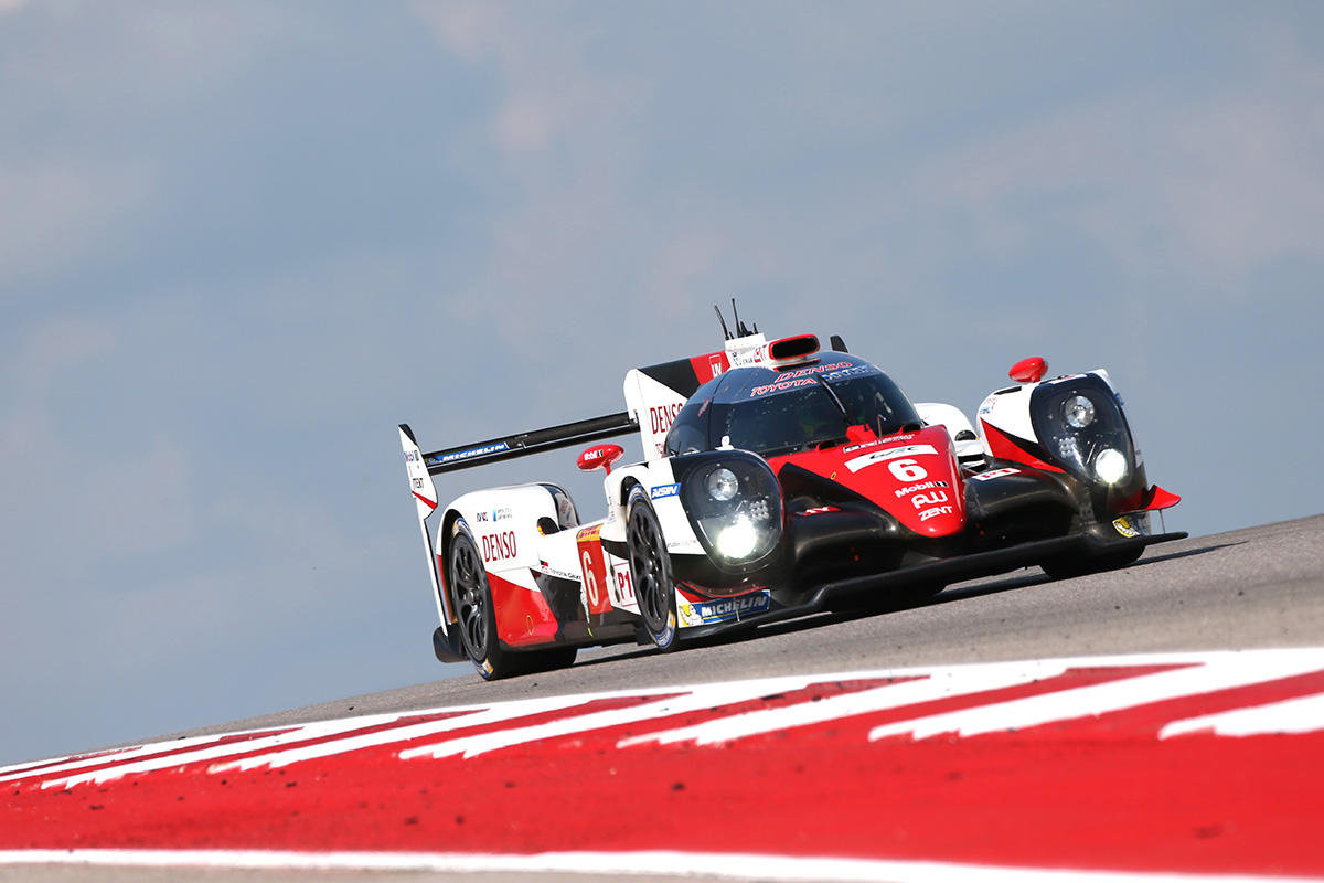 Toyota TS050 Hybrid posádky Mike Conway, Stéphane Sarrazin, Kamui Kobayashi