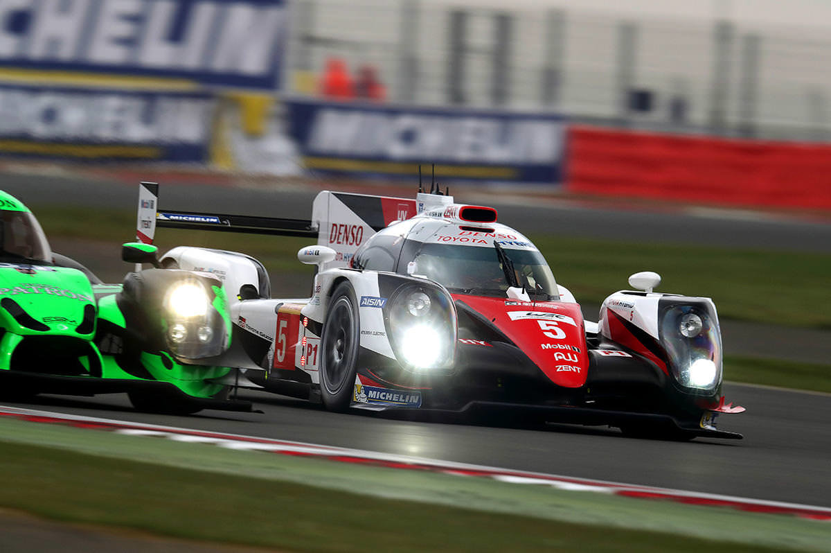 Toyota TS050 Hybrid posádky Sébastien Buemi, Kazuki Nakajima, Anthony Davidson