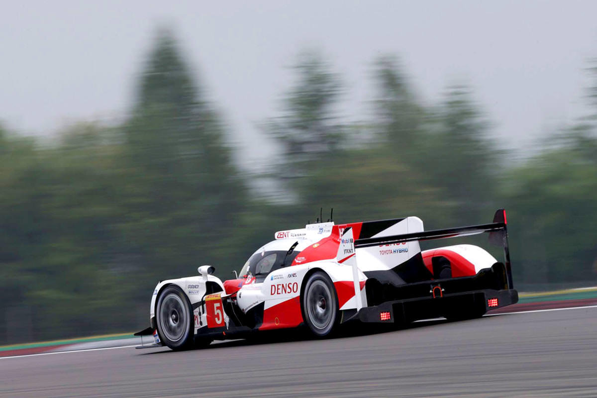 Toyota TS050 Hybrid posádky Sébastien Buemi, Kazuki Nakajima, Anthony Davidson