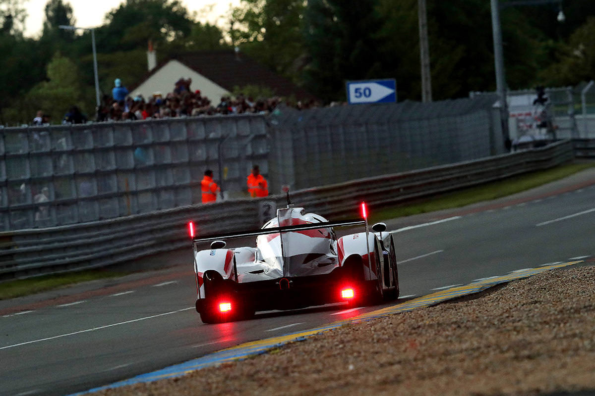 Toyota TS050 Hybrid posádky Sébastien Buemi, Kazuki Nakajima, Anthony Davidson