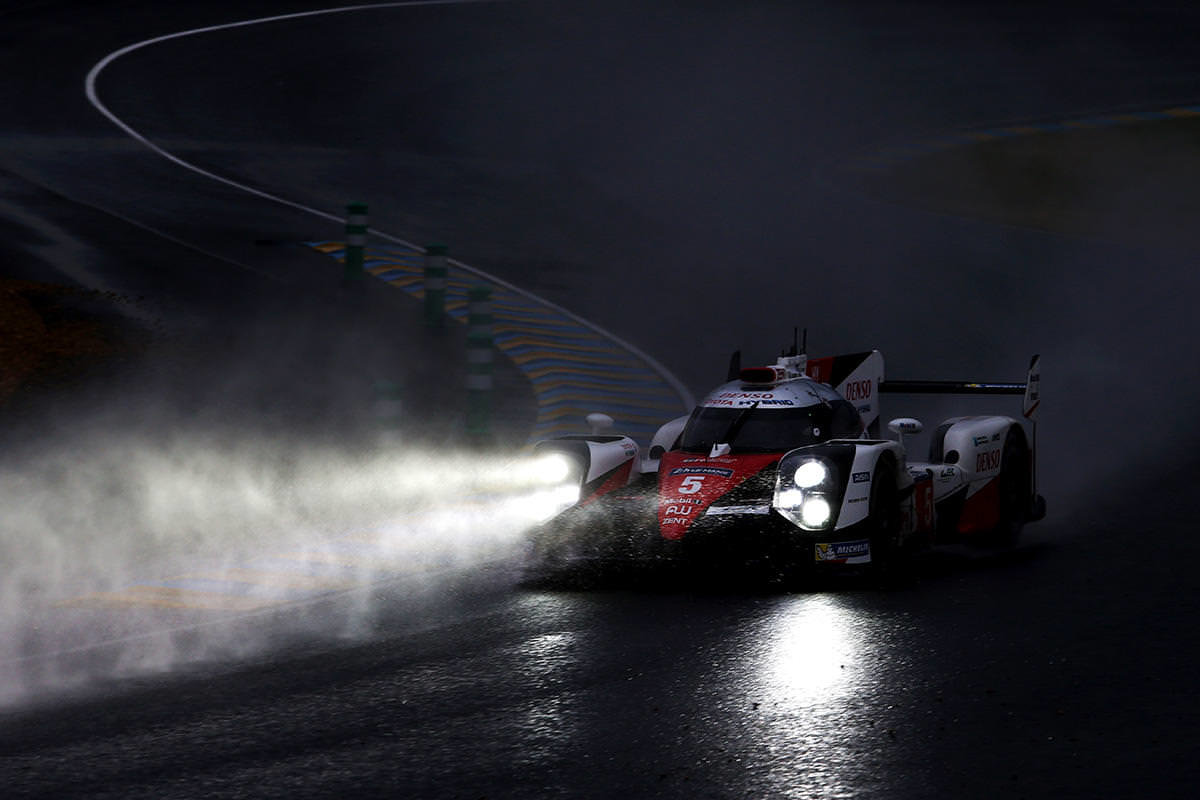 Toyota TS050 Hybrid posádky Sébastien Buemi, Kazuki Nakajima, Anthony Davidson