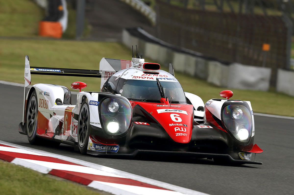 Toyota TS050 Hybrid posádky Stéphane Sarrazin, Kamui Kobayashi, Mike Conway