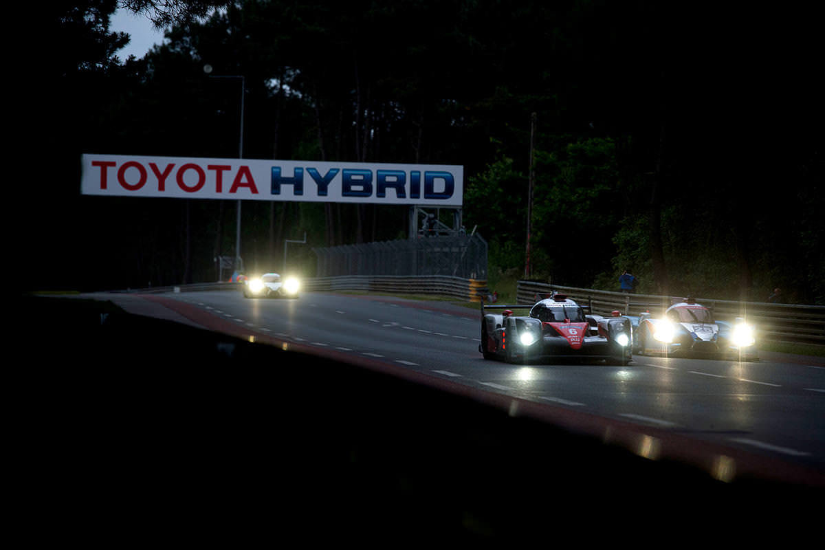 Toyota TS050 Hybrid posádky Mike Conway, Stéphane Sarrazin, Kamui Kobayashi