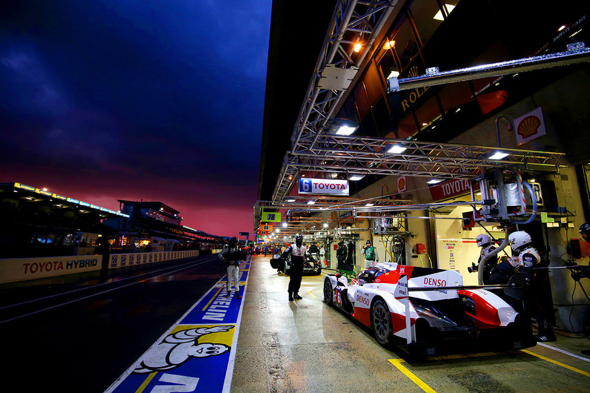 Toyota TS050 Hybrid posádky Mike Conway, Stéphane Sarrazin, Kamui Kobayashi při závodě 24 hodin Le Mans 2016