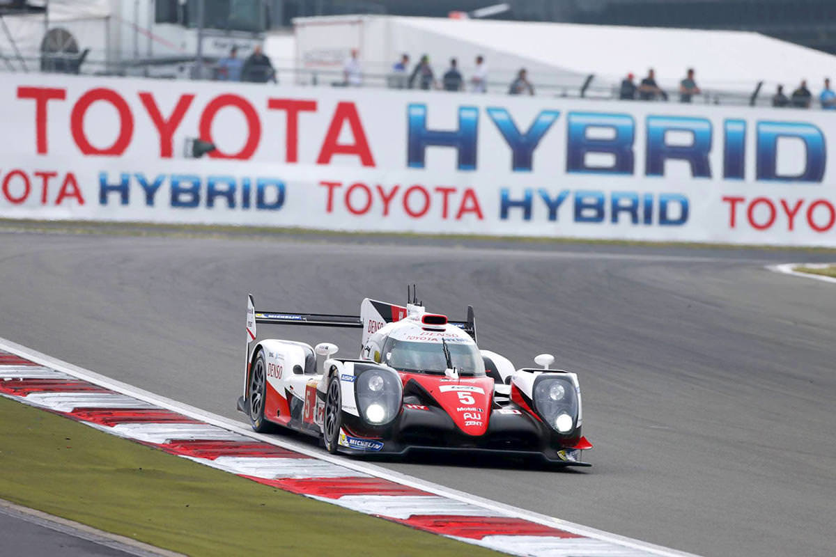 Toyota TS050 Hybrid posádky Sébastien Buemi, Kazuki Nakajima, Anthony Davidson