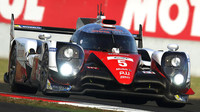 Toyota TS050 Hybrid posádky Sébastien Buemi, Kazuki Nakajima, Anthony Davidson