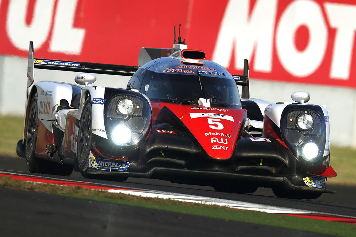 Toyota TS050 Hybrid posádky Sébastien Buemi, Kazuki Nakajima, Anthony Davidson