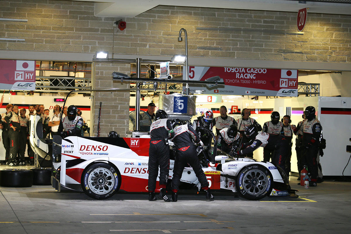 Toyota TS050 Hybrid posádky Sébastien Buemi, Kazuki Nakajima, Anthony Davidson