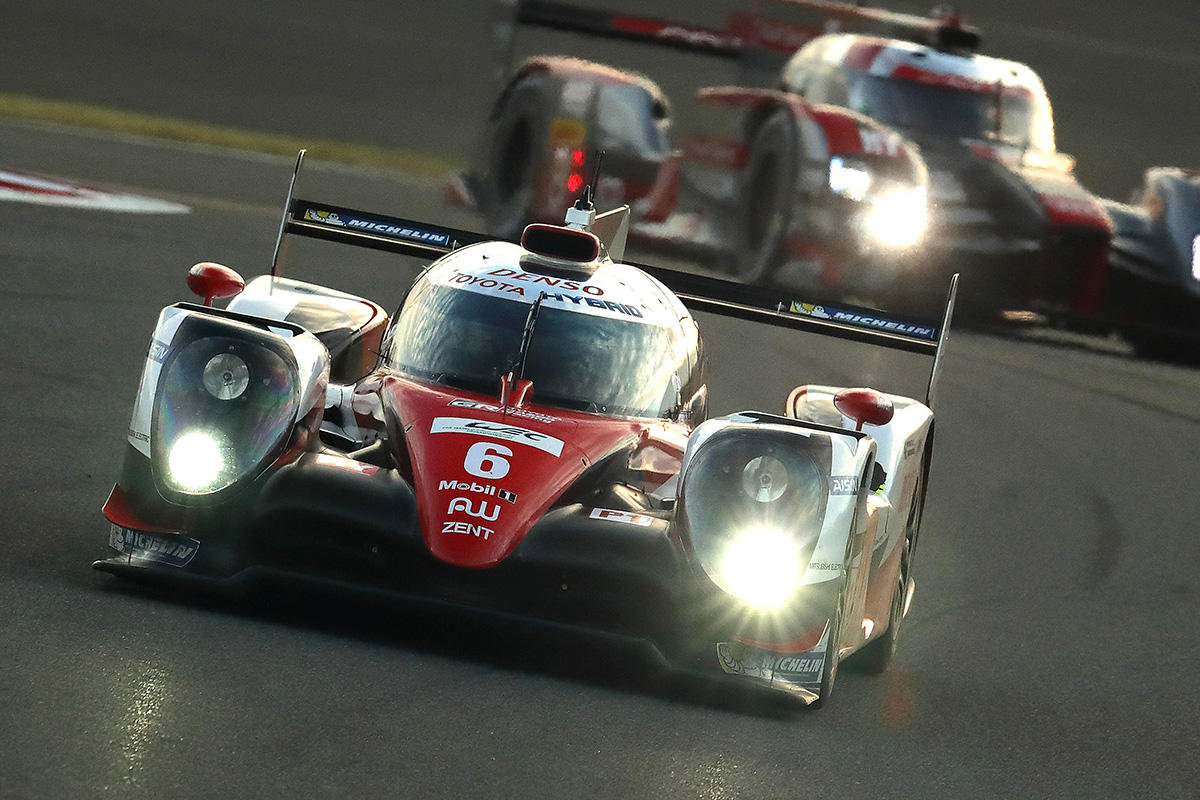 Toyota TS050 Hybrid posádky Stéphane Sarrazin, Kamui Kobayashi, Mike Conway