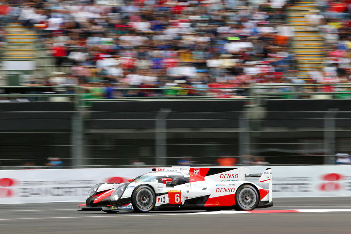 Toyota TS050 Hybrid posádky Mike Conway, Stéphane Sarrazin, Kamui Kobayashi