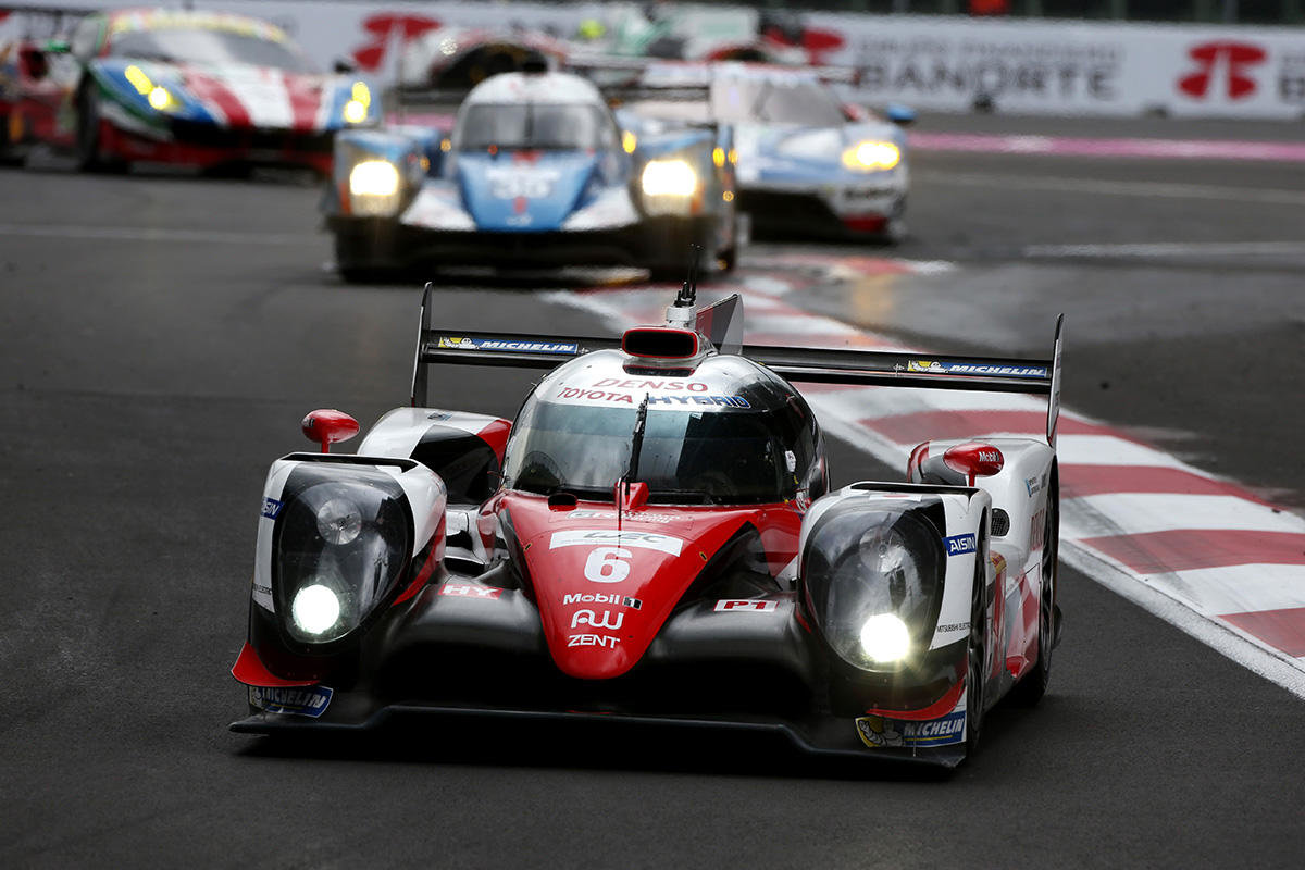 Toyota TS050 Hybrid posádky Mike Conway, Stéphane Sarrazin, Kamui Kobayashi