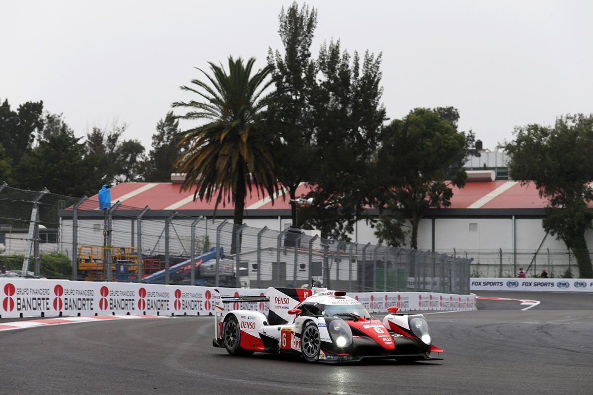 Toyota TS050 Hybrid posádky Mike Conway, Stéphane Sarrazin, Kamui Kobayashi