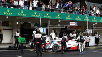 Toyota TS050 Hybrid posádky Mike Conway, Stéphane Sarrazin, Kamui Kobayashi