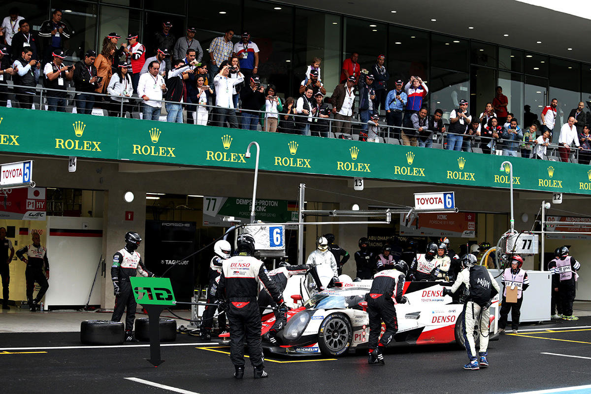 Toyota TS050 Hybrid posádky Mike Conway, Stéphane Sarrazin, Kamui Kobayashi