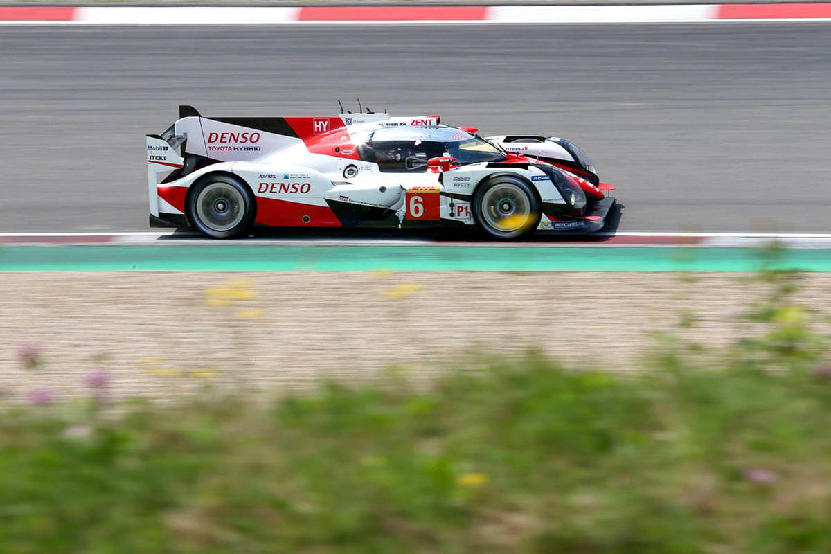 Toyota TS050 Hybrid posádky Mike Conway, Stéphane Sarrazin, Kamui Kobayashi