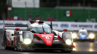 Toyota TS050 Hybrid posádky Mike Conway, Stéphane Sarrazin, Kamui Kobayashi