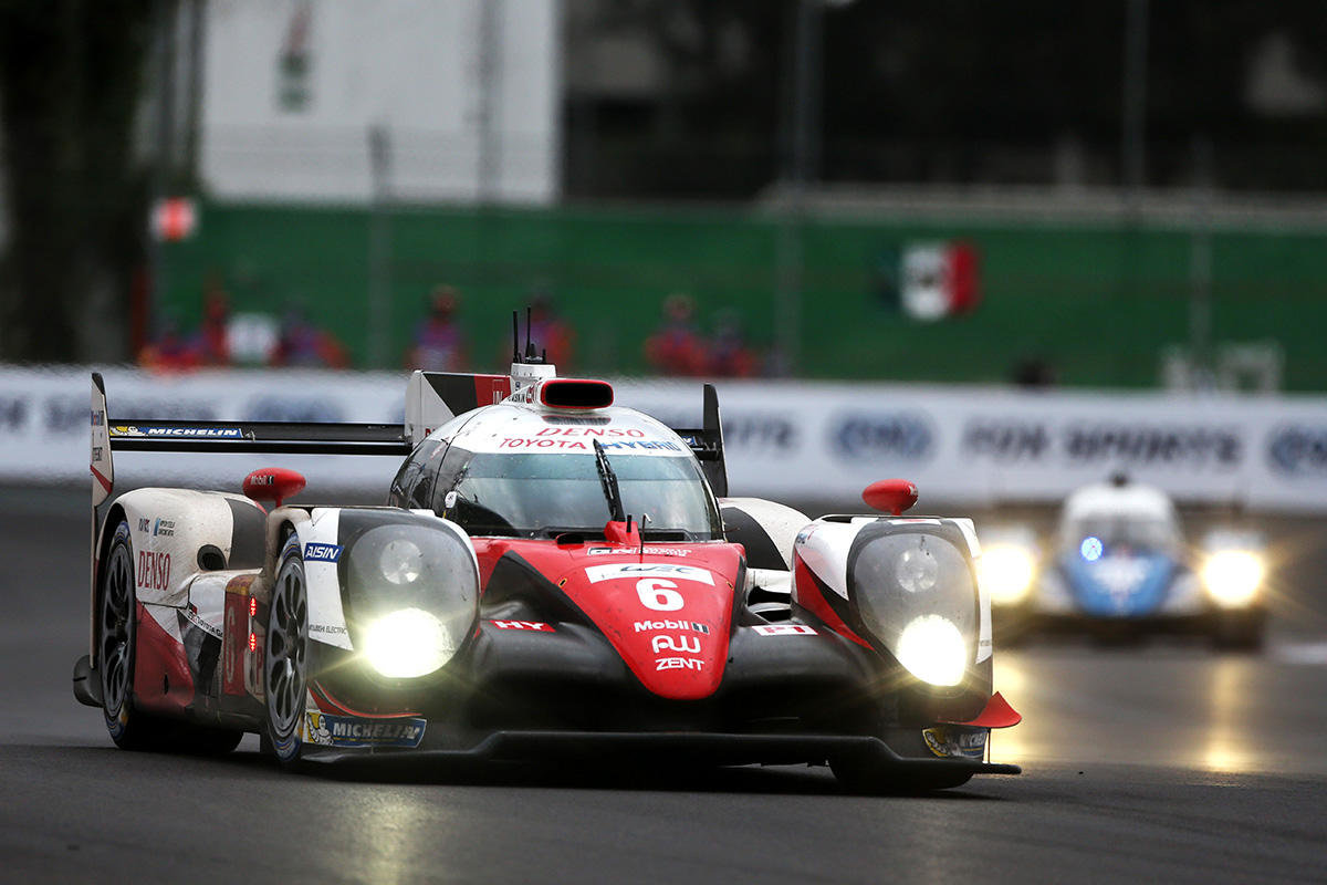 Toyota TS050 Hybrid posádky Mike Conway, Stéphane Sarrazin, Kamui Kobayashi