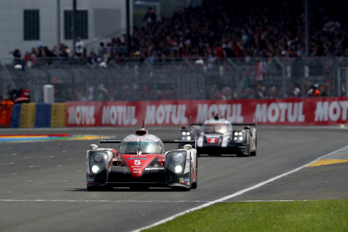 Toyota TS050 Hybrid posádky Sébastien Buemi, Kazuki Nakajima, Anthony Davidson