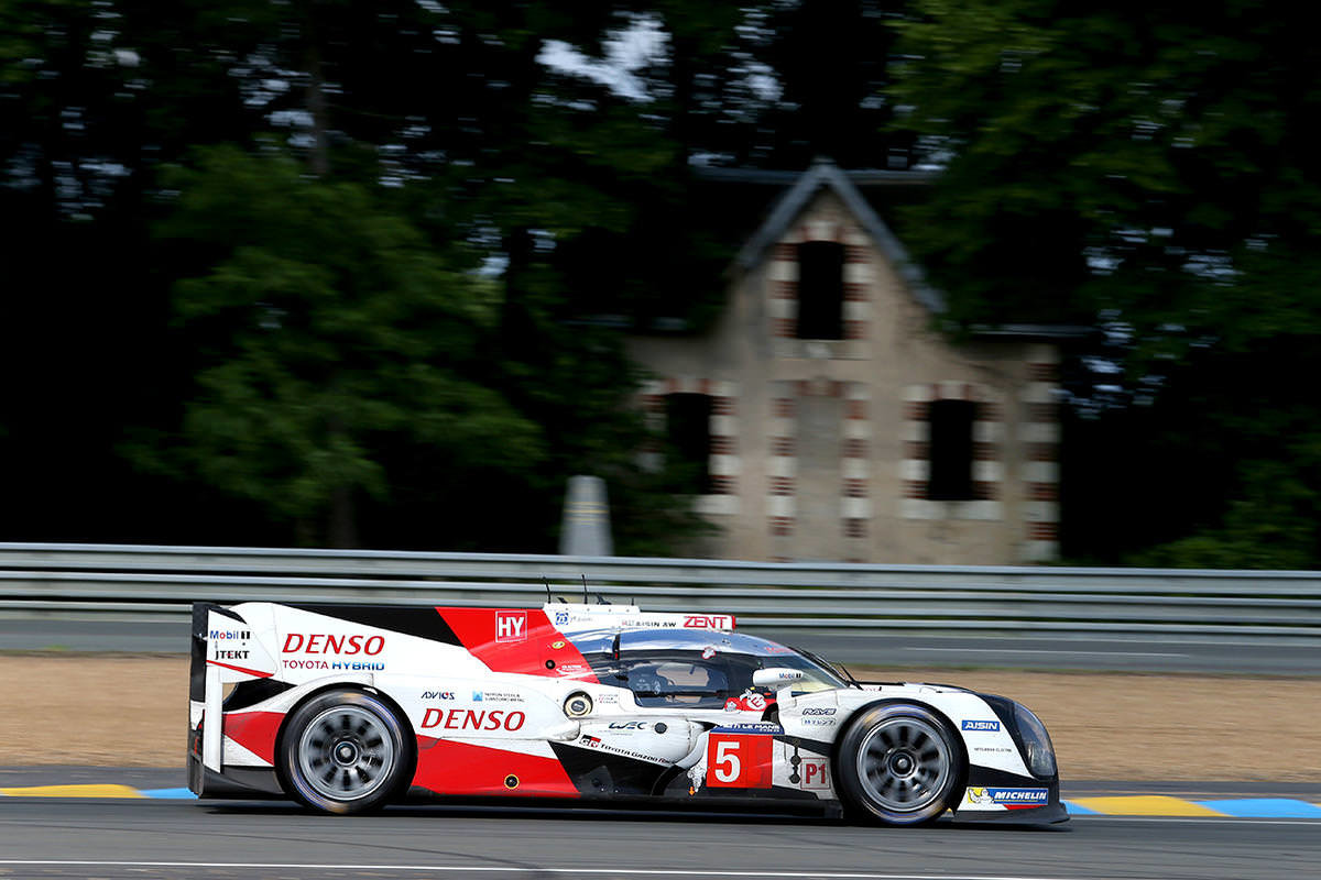 Toyota TS050 Hybrid posádky Sébastien Buemi, Kazuki Nakajima, Anthony Davidson