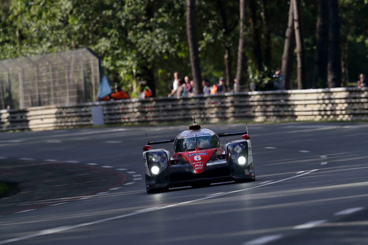 Toyota TS050 Hybrid posádky Mike Conway, Stéphane Sarrazin, Kamui Kobayashi