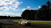 Toyota TS050 Hybrid posádky Mike Conway, Stéphane Sarrazin, Kamui Kobayashi