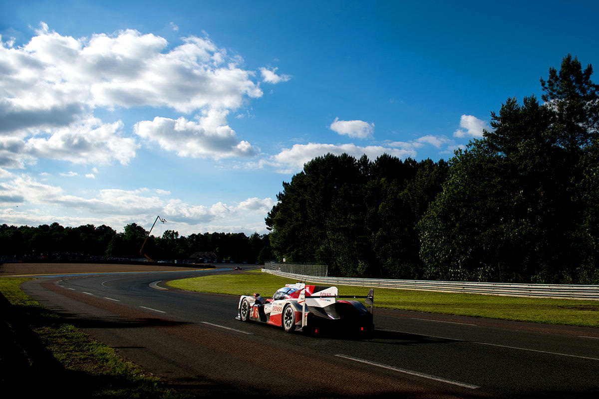 Toyota TS050 Hybrid posádky Mike Conway, Stéphane Sarrazin, Kamui Kobayashi