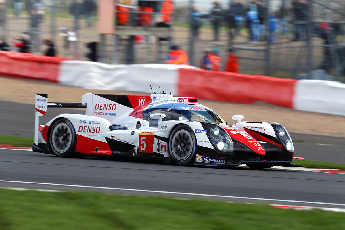 Toyota TS050 Hybrid posádky Sébastien Buemi, Kazuki Nakajima, Anthony Davidson