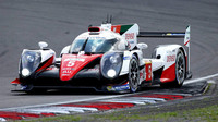 Toyota TS050 Hybrid posádky Sébastien Buemi, Kazuki Nakajima, Anthony Davidson