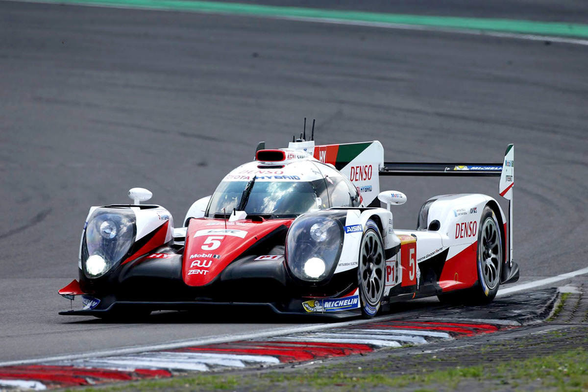 Toyota TS050 Hybrid posádky Sébastien Buemi, Kazuki Nakajima, Anthony Davidson