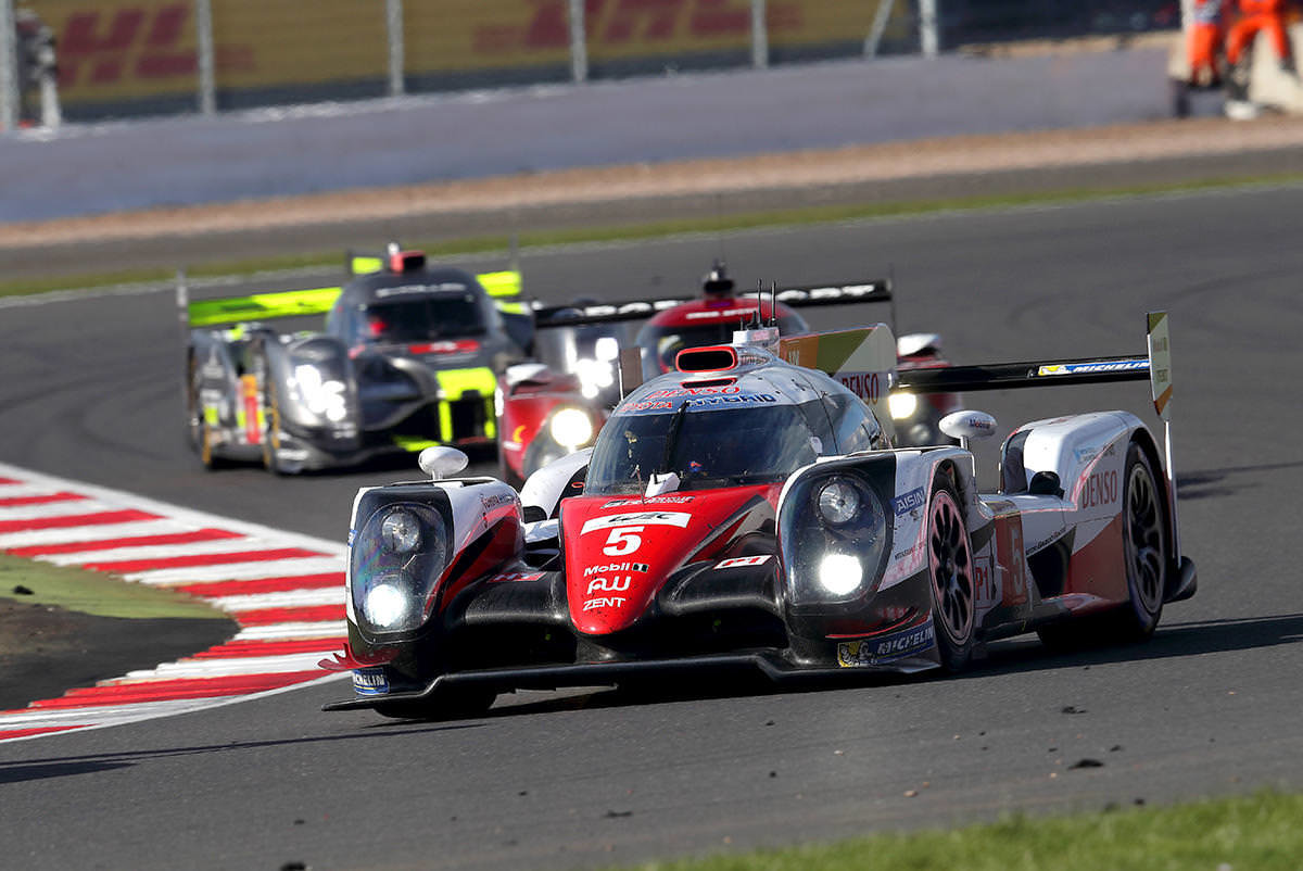 Toyota TS050 Hybrid posádky Sébastien Buemi, Kazuki Nakajima, Anthony Davidson